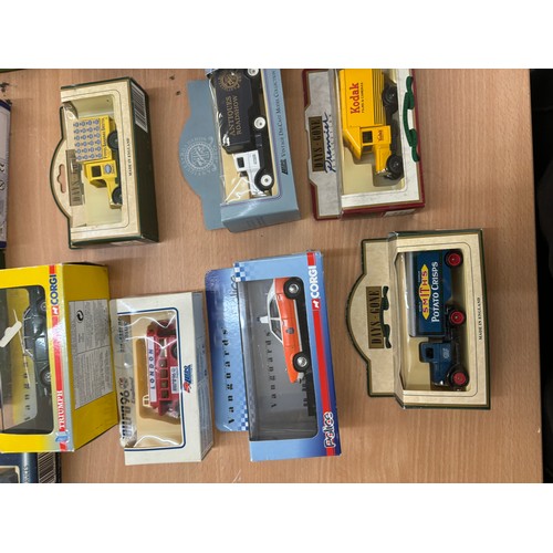 194 - Box of die cast cars all boxed