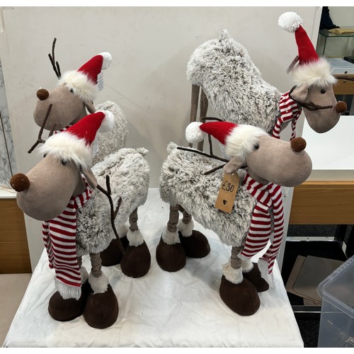 552 - 4 Extendable leg reindeers