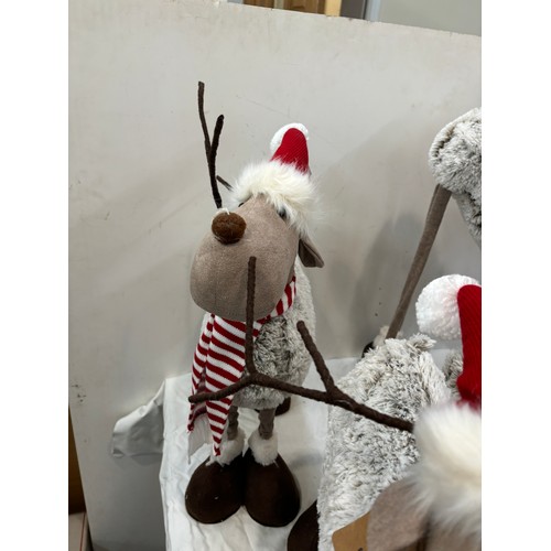 552 - 4 Extendable leg reindeers