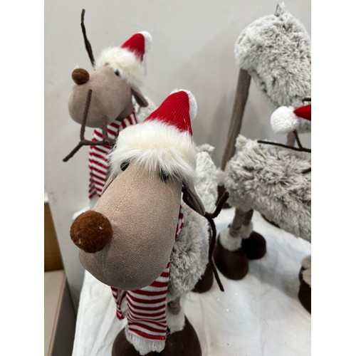 552 - 4 Extendable leg reindeers