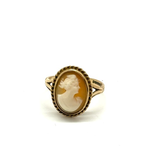 440 - 9ct gold cameo set dress ring, total weight 2.7grams, ring size L