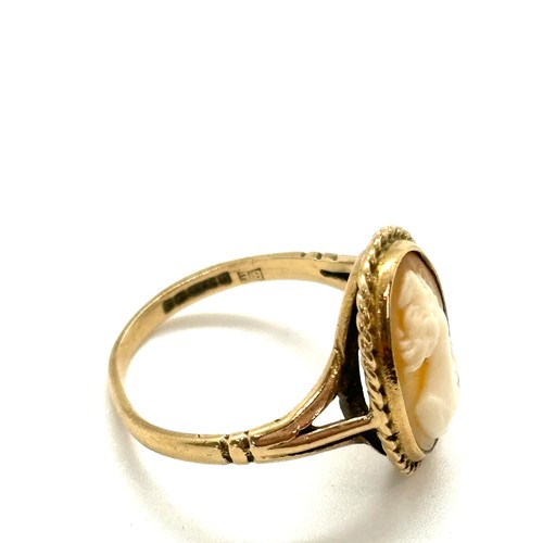 440 - 9ct gold cameo set dress ring, total weight 2.7grams, ring size L