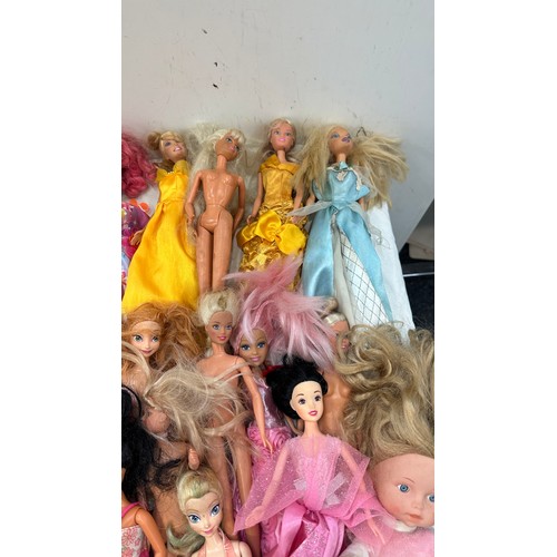 141 - Selection of Barbie, Bratz childrens dolls