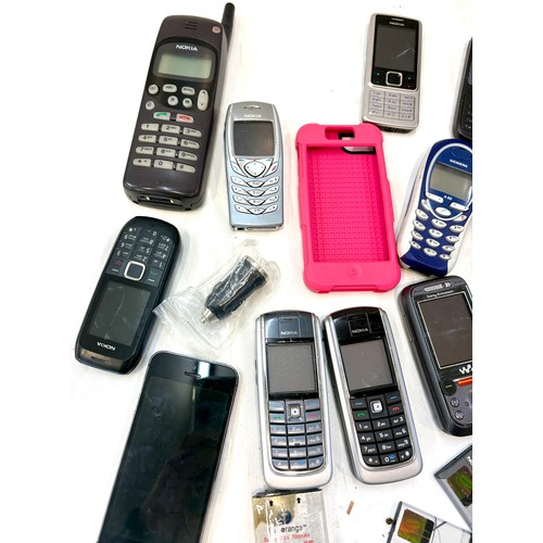 19 - Selection retro and later mobile phones, all untested, no chargers