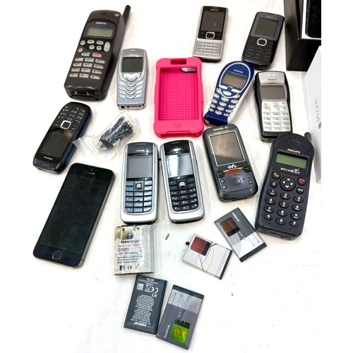 19 - Selection retro and later mobile phones, all untested, no chargers