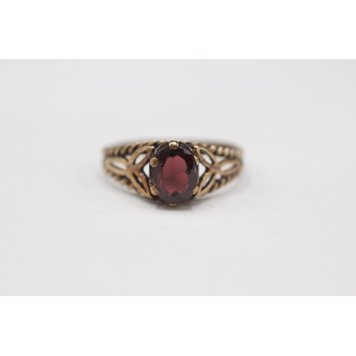 9ct gold vintage garnet dress ring with patterned shoulders (2.3g)