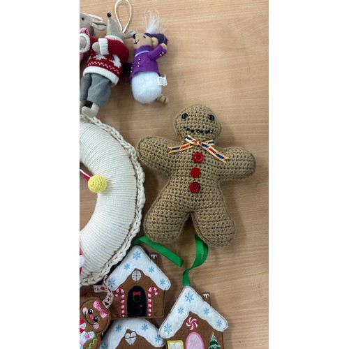 138 - Selection of handmade, knitted Christmas decorations to include ginger bread men, houses, mice etc