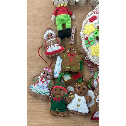 138 - Selection of handmade, knitted Christmas decorations to include ginger bread men, houses, mice etc