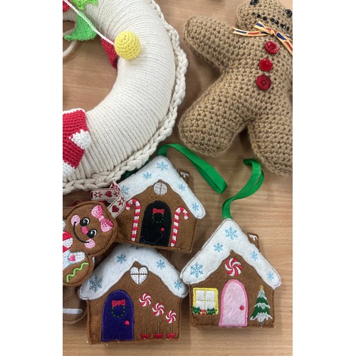 138 - Selection of handmade, knitted Christmas decorations to include ginger bread men, houses, mice etc