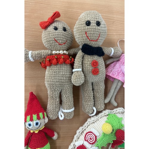 138 - Selection of handmade, knitted Christmas decorations to include ginger bread men, houses, mice etc