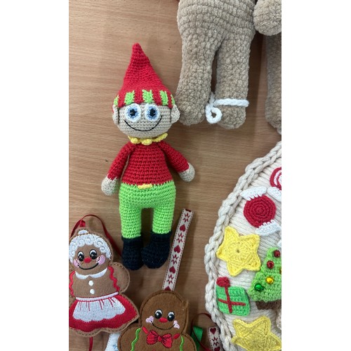 138 - Selection of handmade, knitted Christmas decorations to include ginger bread men, houses, mice etc