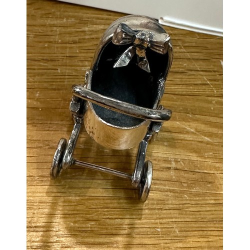 510 - Novelty silver pram piece hallmarked 925 weighs approximately 32 grams