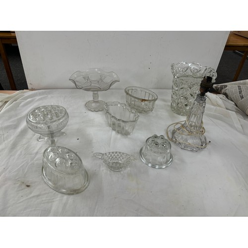 550 - Selection of vintage and later glassware includes glass jelly moulds etc