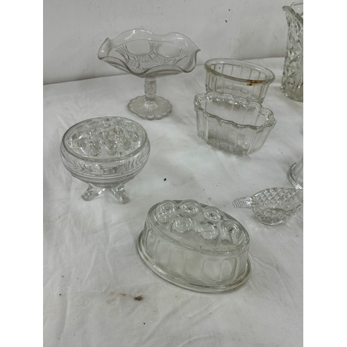 550 - Selection of vintage and later glassware includes glass jelly moulds etc