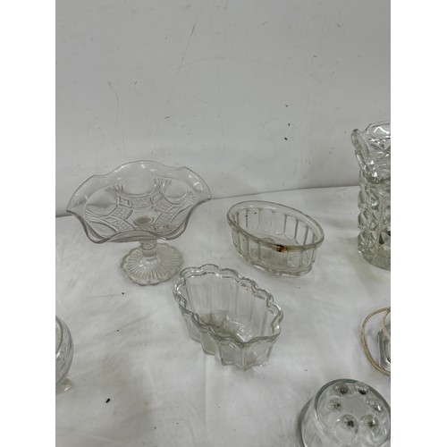 550 - Selection of vintage and later glassware includes glass jelly moulds etc