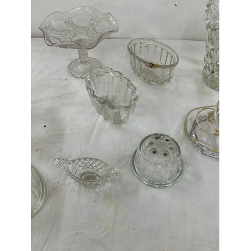 550 - Selection of vintage and later glassware includes glass jelly moulds etc