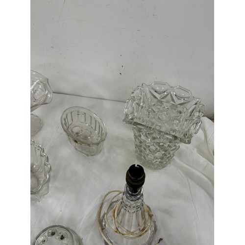 550 - Selection of vintage and later glassware includes glass jelly moulds etc