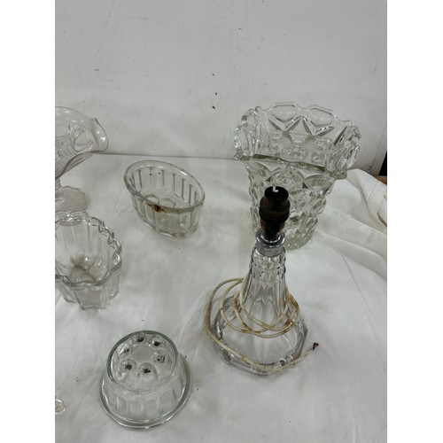 550 - Selection of vintage and later glassware includes glass jelly moulds etc