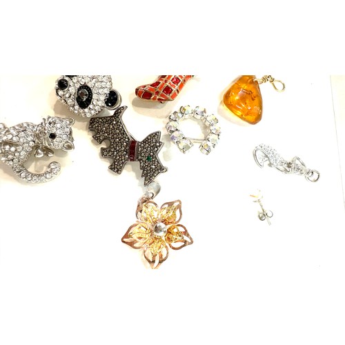 434 - Selection of vintage and later brooches includes silver and marcasite etc