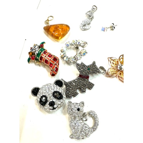 434 - Selection of vintage and later brooches includes silver and marcasite etc