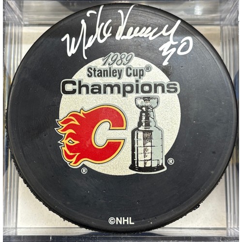 454 - Authentic Mike Vernon and Rick Wamsley signed Calgary Flames hockey puck 1989 Stanley cup champions ... 