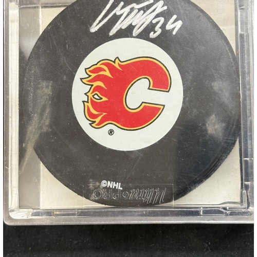 448 - Selection of 6 NHL pucks, 3 of which are signed by Calgarry Flames players, miikka kiprusoff, David ... 