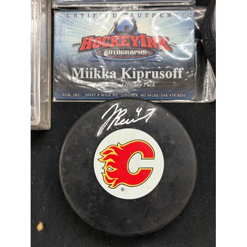 448 - Selection of 6 NHL pucks, 3 of which are signed by Calgarry Flames players, miikka kiprusoff, David ... 