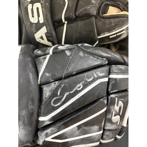 90 - Hockey gloves signed by Jarome Iginla, autograph has faded, glove size S5 38cm