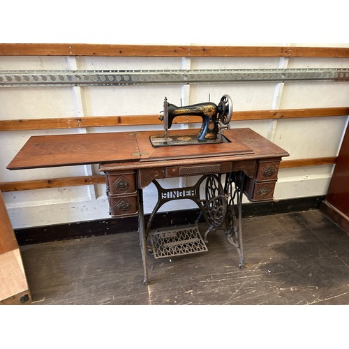 417 - Singer sewing machine - untested