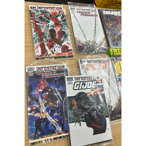 293 - Selection of assorted comics and magazines to include IDW, Wizard etc