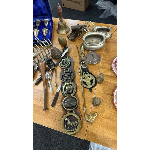 213 - Large selection of assorted metal ware includes brassware, silver plate etc