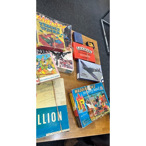 138 - Selection of vintage board games and jigsaws