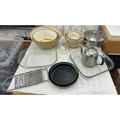 227 - Selection of vintage kitchenalia to include large mixing bowls, stainless etc