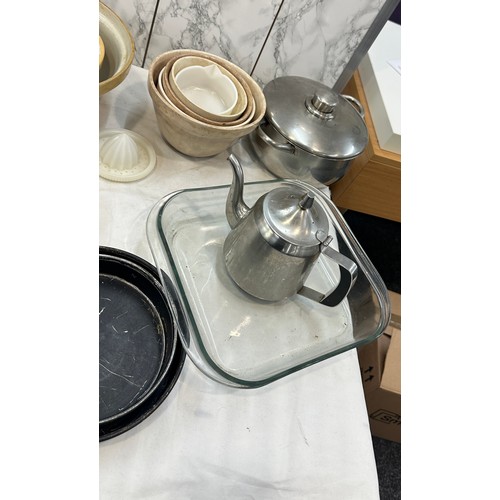 227 - Selection of vintage kitchenalia to include large mixing bowls, stainless etc