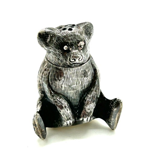 496 - Sterling silver pepperette in the form of a bear, weight 12g