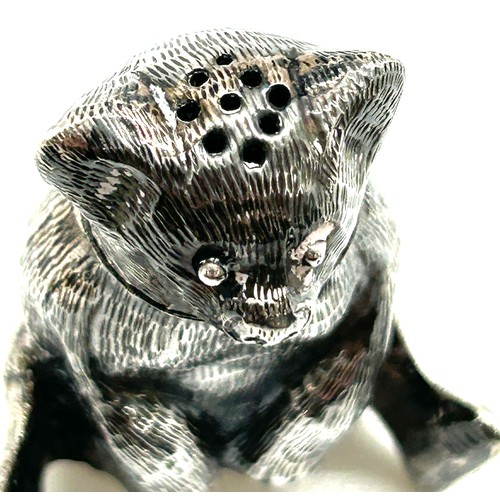 496 - Sterling silver pepperette in the form of a bear, weight 12g