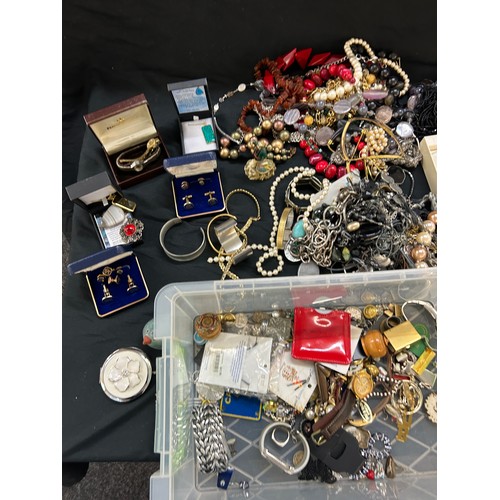 445 - Large amount of costume jewellery in a plastic tub