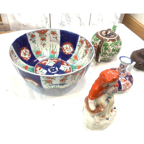 543 - Selection of oriental items includes Bowl, tea pot etc