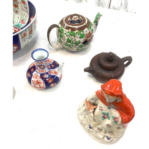 543 - Selection of oriental items includes Bowl, tea pot etc