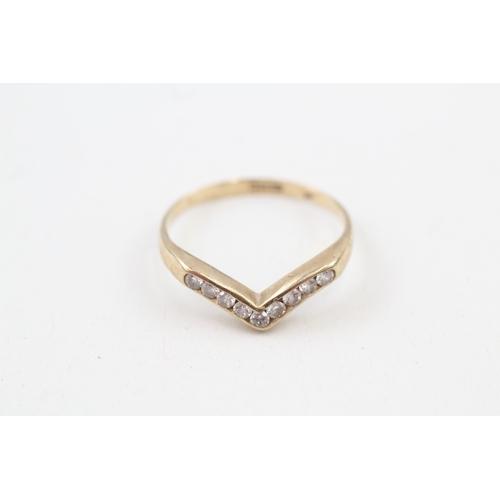 477 - 9ct gold cubic zirconia wishbone ring (1.4g)