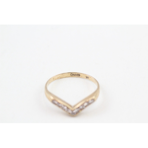 477 - 9ct gold cubic zirconia wishbone ring (1.4g)