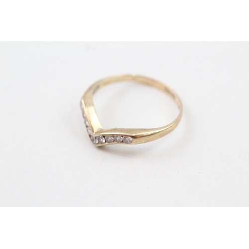 477 - 9ct gold cubic zirconia wishbone ring (1.4g)