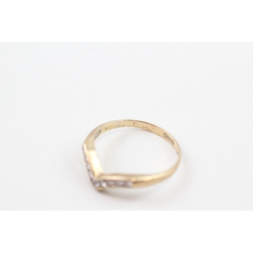 477 - 9ct gold cubic zirconia wishbone ring (1.4g)