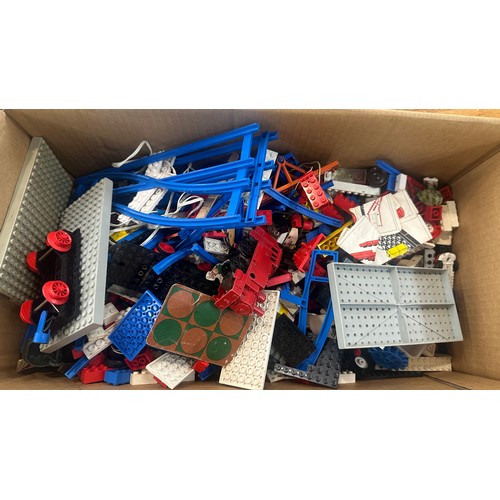 20 - Selection of assorted vintage lego