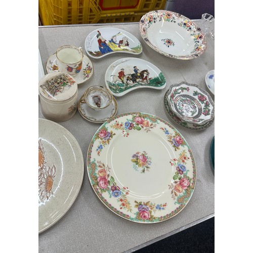 264 - Selection of assorted miscellaneous mainly porcelain to include Wedgwood etc