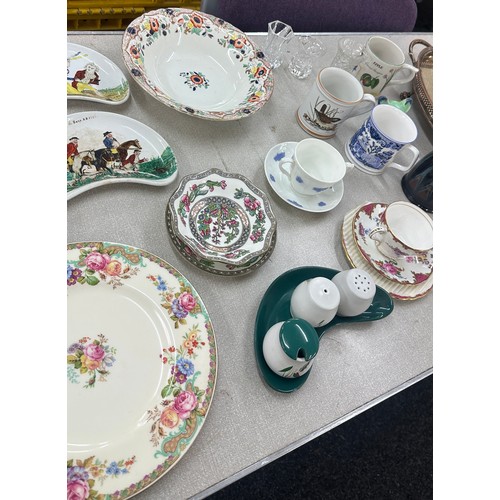 264 - Selection of assorted miscellaneous mainly porcelain to include Wedgwood etc