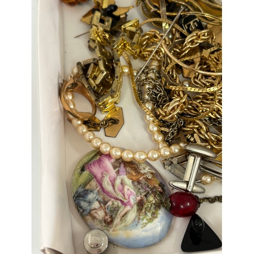 441 - Large selection of assorted costume jewellery