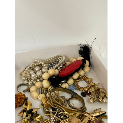 441 - Large selection of assorted costume jewellery