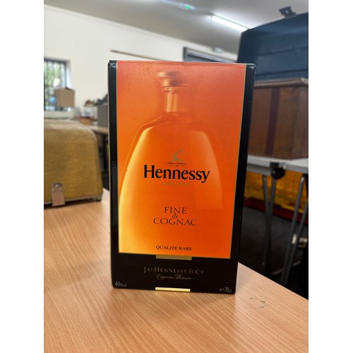 540 - Boxed bottle of hennessy fine de cognac 40% volume 70cl