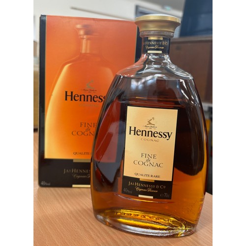 540 - Boxed bottle of hennessy fine de cognac 40% volume 70cl